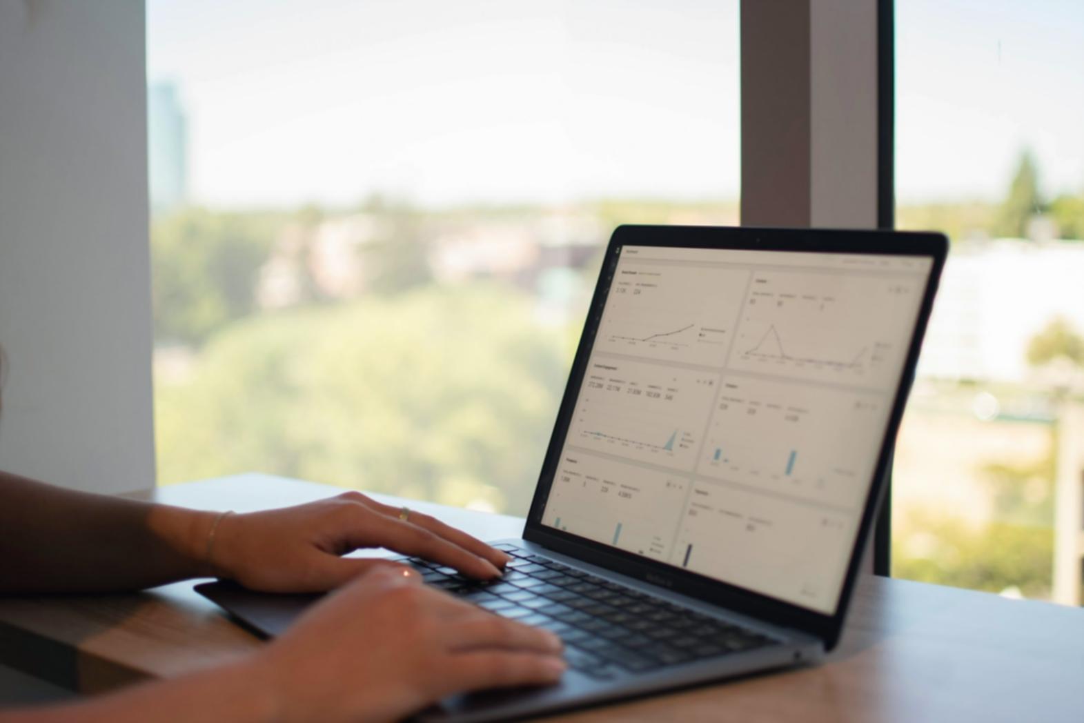 Uzman eğitmenlerle birebir uygulamalı eğitim ortamı